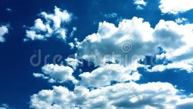 白云在蓝天上的烈日下消失了.. 延时运动云蓝天背景.. 蓝天。 云。 蓝天与w